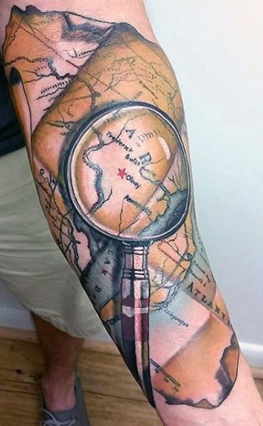 手臂放大镜与世界地图彩绘纹身图案
