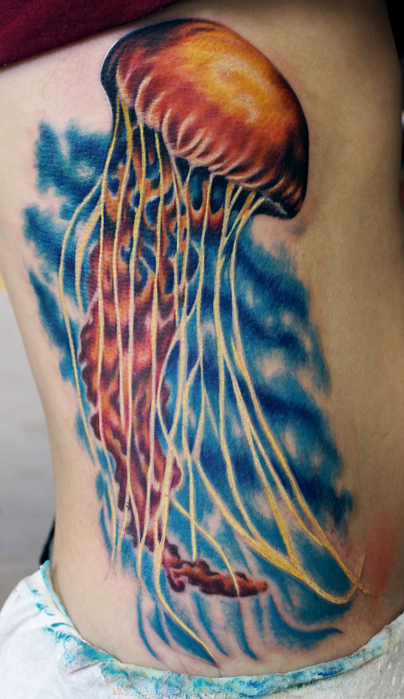 背部难以置信的彩色大规模水母纹身图案