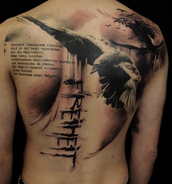背部写实的乌鸦与字母泼墨纹身图案