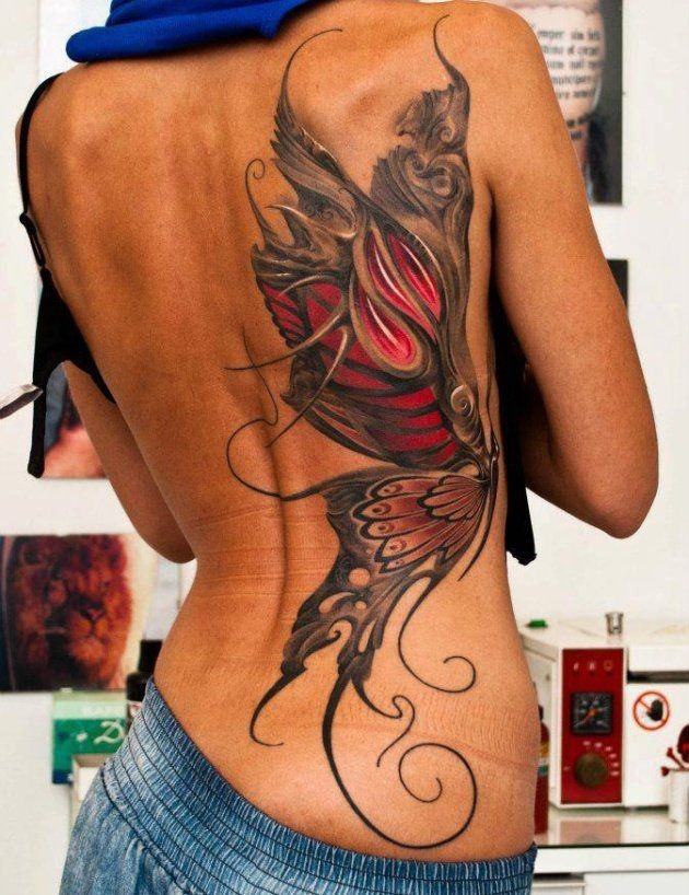 背部美丽的超现实蝴蝶纹身图案