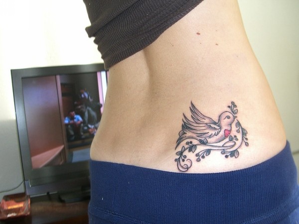 腰部可爱的小鸟树枝纹身图案