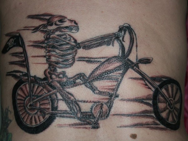 可爱的狗骨架和自行车纹身图案