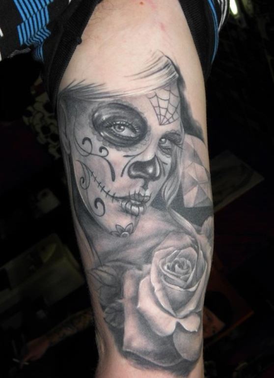 手臂上的灰色死亡女郎玫瑰纹身图案