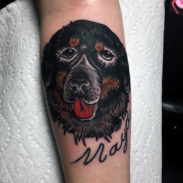 手臂戏剧性的纪念字母和狗头像纹身图案