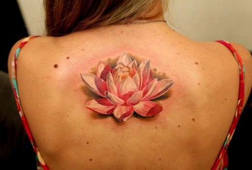 背部写实美丽的粉红色与白色莲花纹身图案