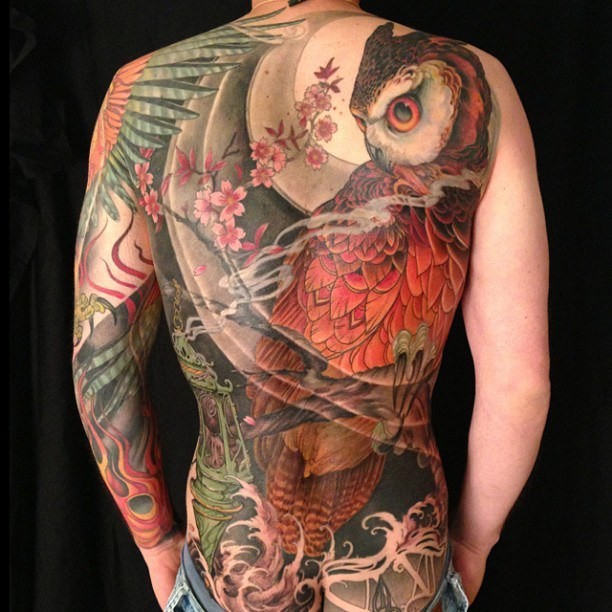 背部五颜六色的猫头鹰花朵纹身图案