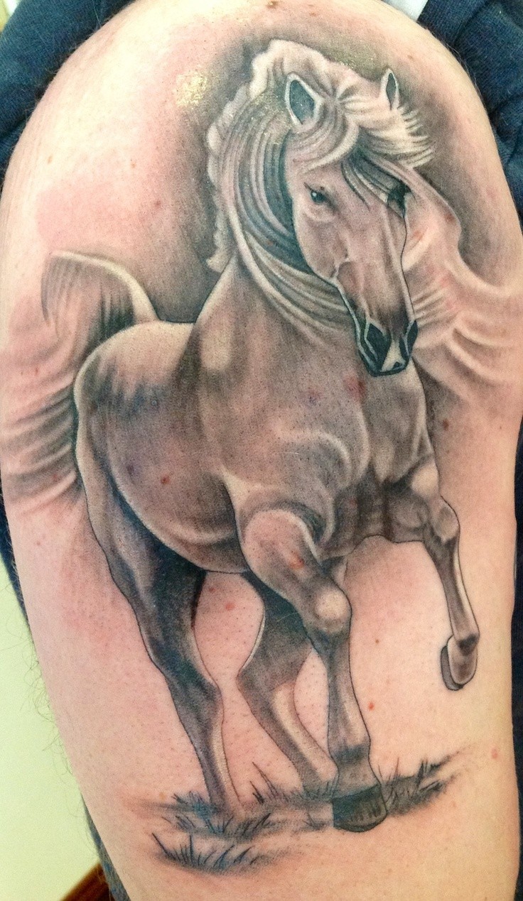手臂上舞动的马纹身图案