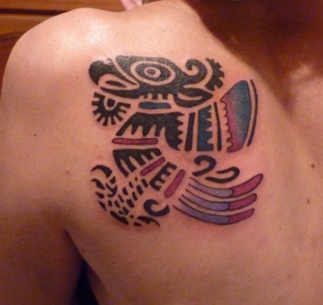 背部彩色部落鸟饰品纹身图案