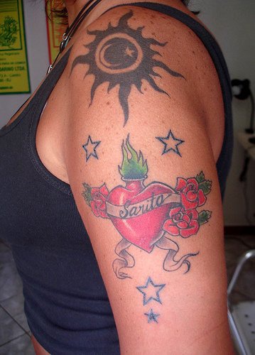 大臂太阳月亮和星星圣心纹身图案