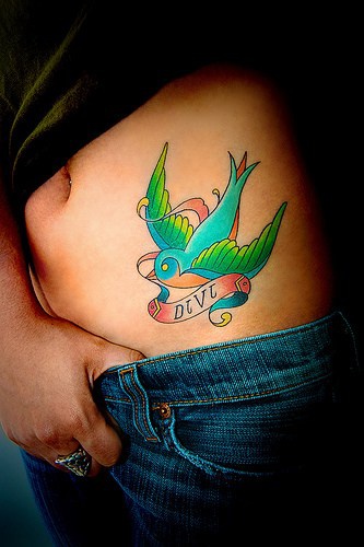 腹部五颜六色的明亮小鸟纹身图案