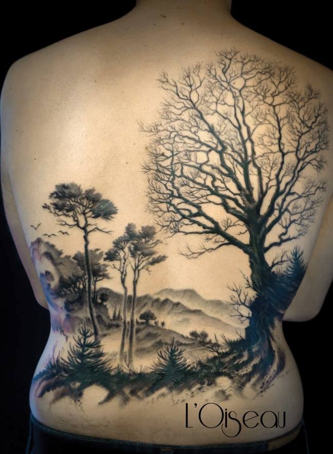 背部黑色的大森林写实纹身图案