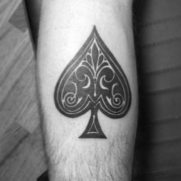 手臂黑色的黑桃符号个性纹身图案