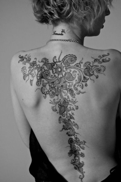 女生背部精美的黑白大花纹身图案