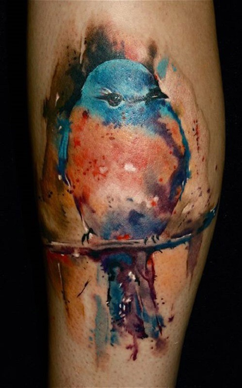 小腿蓝色的鸟纹身图案