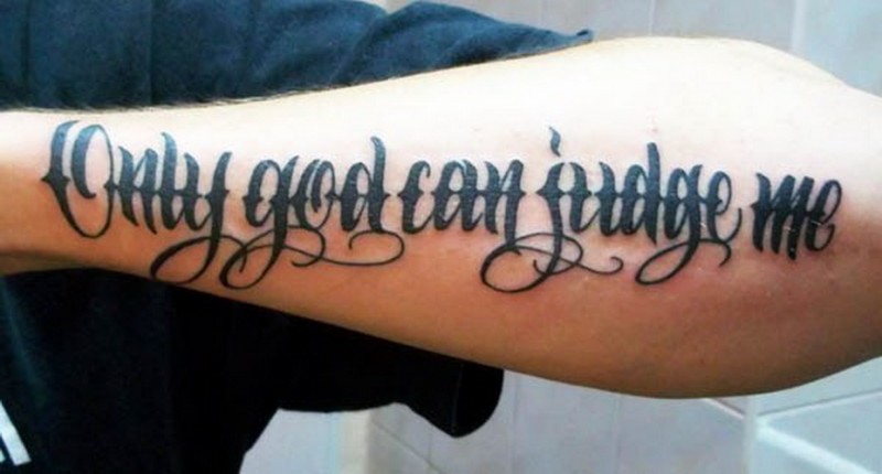 手臂黑色的英文字母粗体纹身图案
