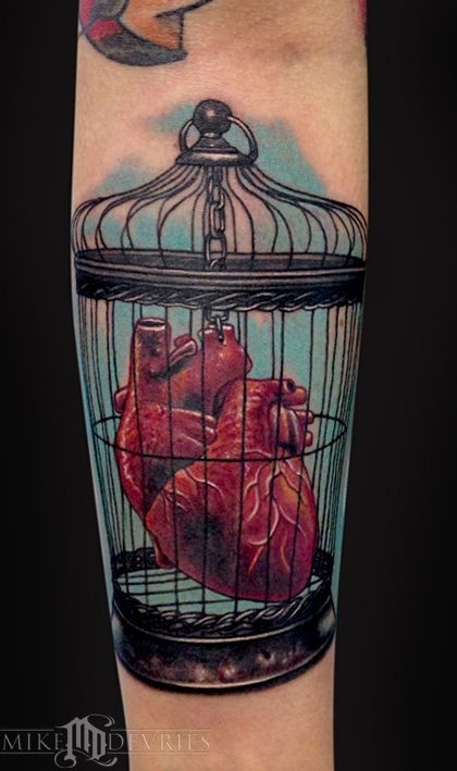 彩色的鸟笼和心脏纹身图案