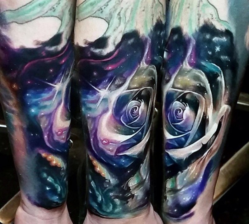 美丽的彩色小玫瑰与星空手臂纹身图案