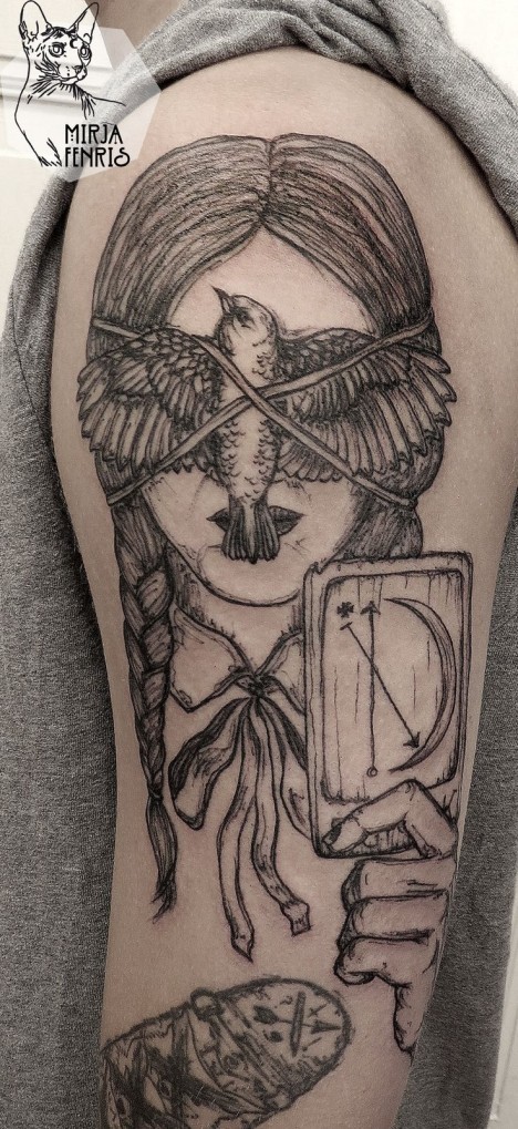 大臂黑色线条妇女和小鸟卡片纹身图案