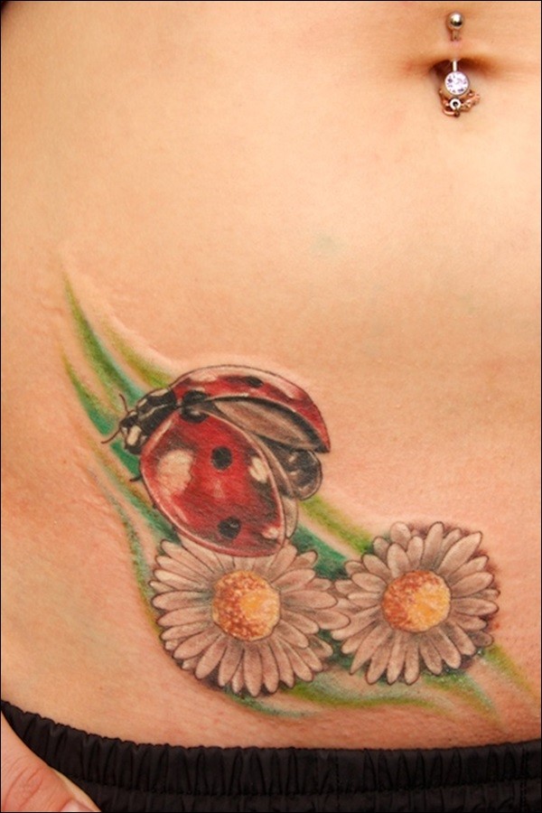 腹部漂亮的彩色瓢虫和花朵纹身图案