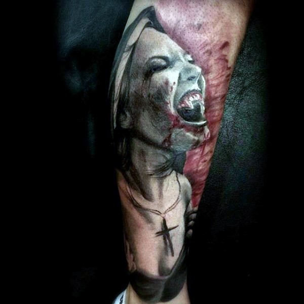 血腥的性感女吸血鬼手臂纹身图案
