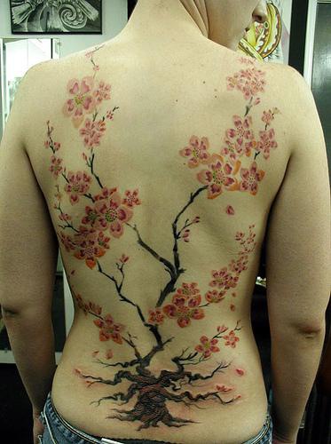 彩色樱花树满背纹身图案