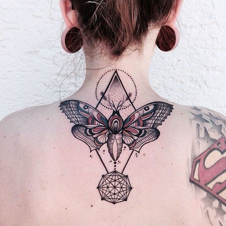 背部现代风格彩色点刺大蝴蝶几何纹身图案