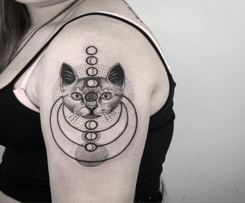 大臂黑色雕刻风格猫头与行星纹身图案