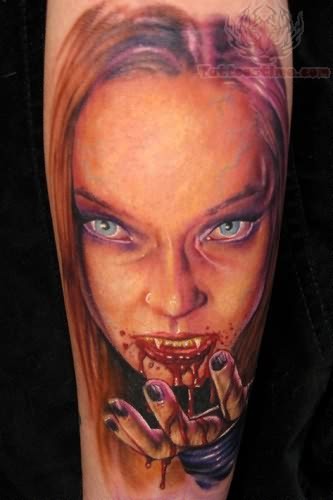逼真的彩绘血腥吸血鬼女性手臂纹身图案