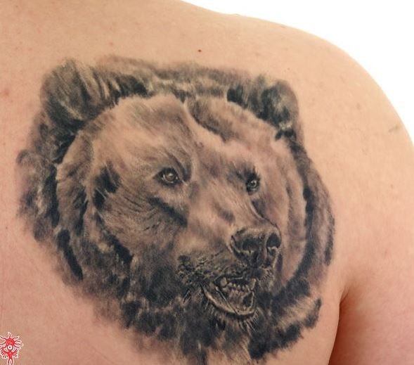 背部写实的熊头纹身图案
