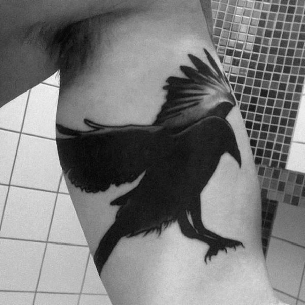 大臂黑色鹰形鸟纹身图案