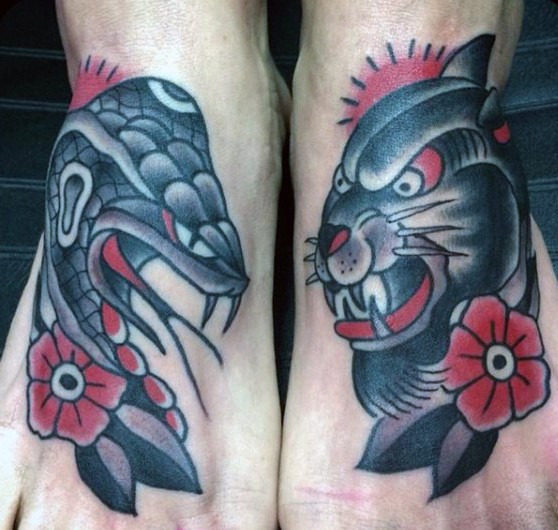 脚背亚洲风格的邪恶蛇和狮子纹身图案
