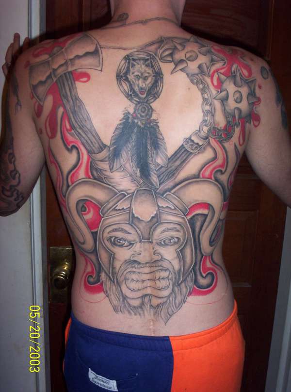背部黑色与红色维京战士纹身图案
