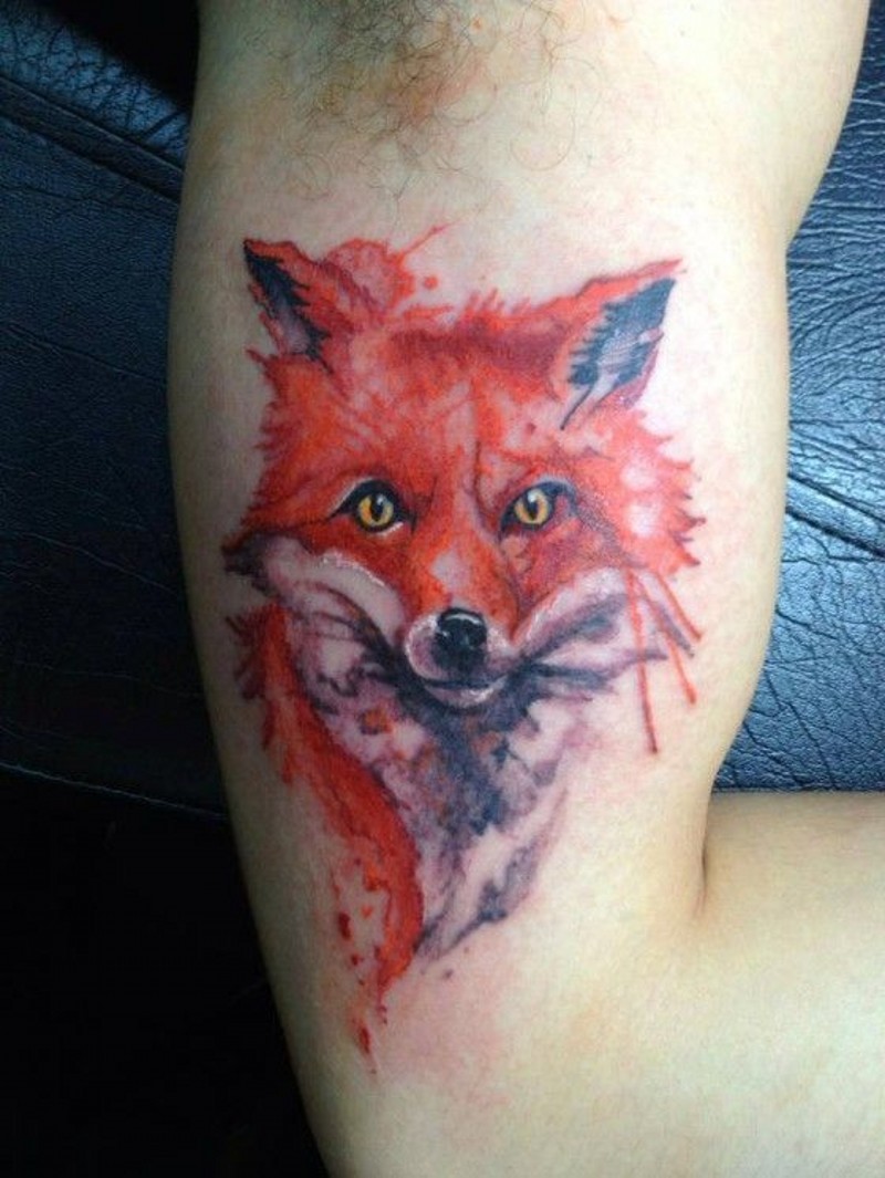大臂写实的彩色水墨小狐狸纹身图案