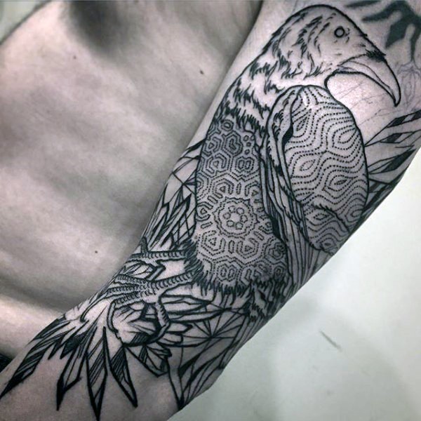 手臂黑色线条部落风格的乌鸦叶子纹身图案