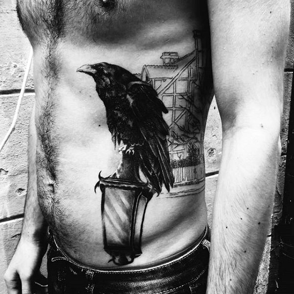 侧肋黑色逼真的乌鸦和灯纹身图案