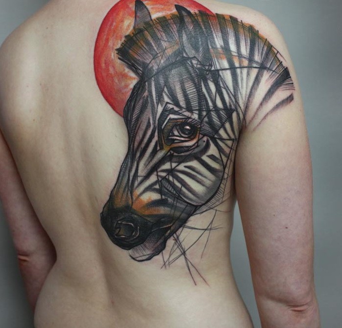 背部有趣的设计彩色斑马头像和太阳纹身图案