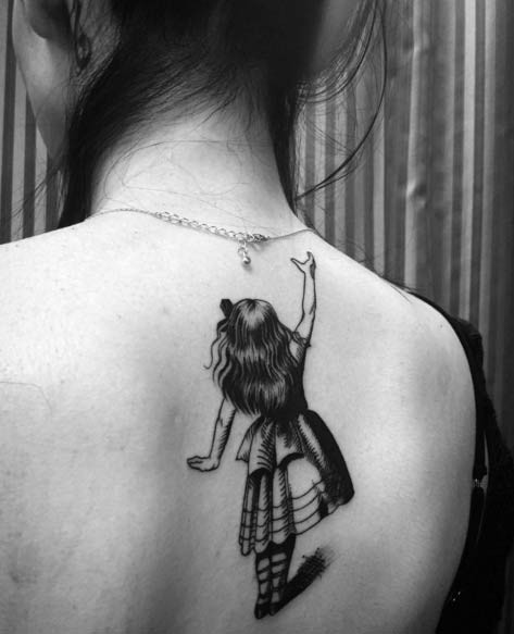可爱的黑白童话小女孩背部纹身图案