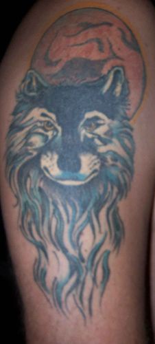 美丽的蓝狼头与月亮纹身图案