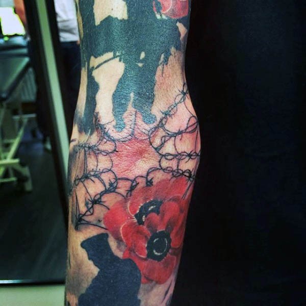 手臂彩色的花朵与铁丝网纹身图案