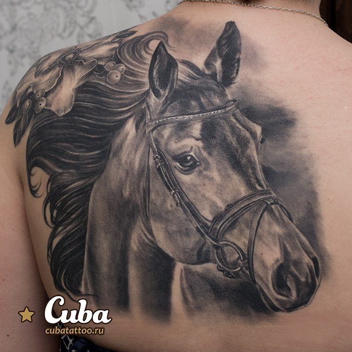 背部非常精致的黑白马纹身图案