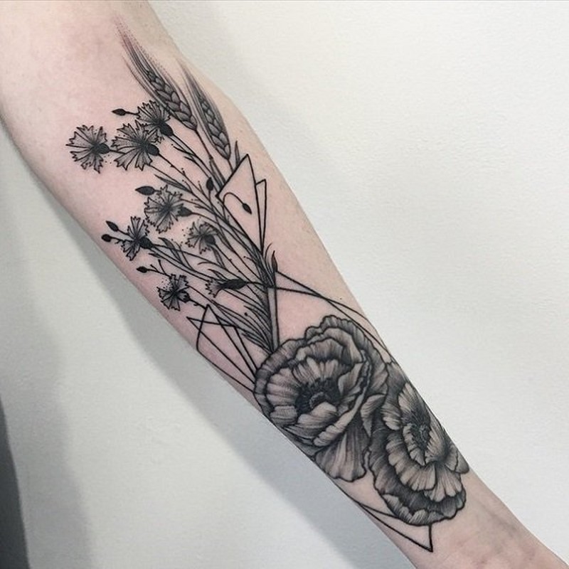 手臂手绘风格黑色的花朵纹身图案
