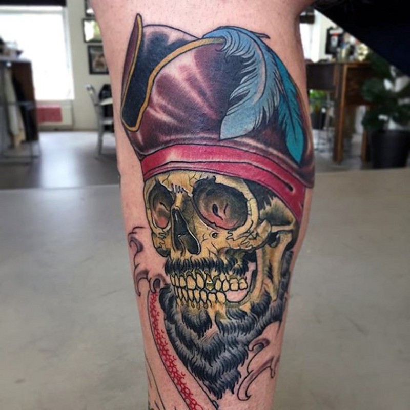 手臂写实的彩色海盗骷髅帽子纹身图案