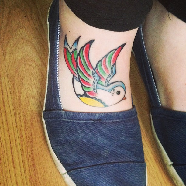 脚背可爱的彩色小鸟纹身图案