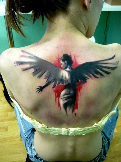 背部黑色与红色的女人翅膀纹身图案