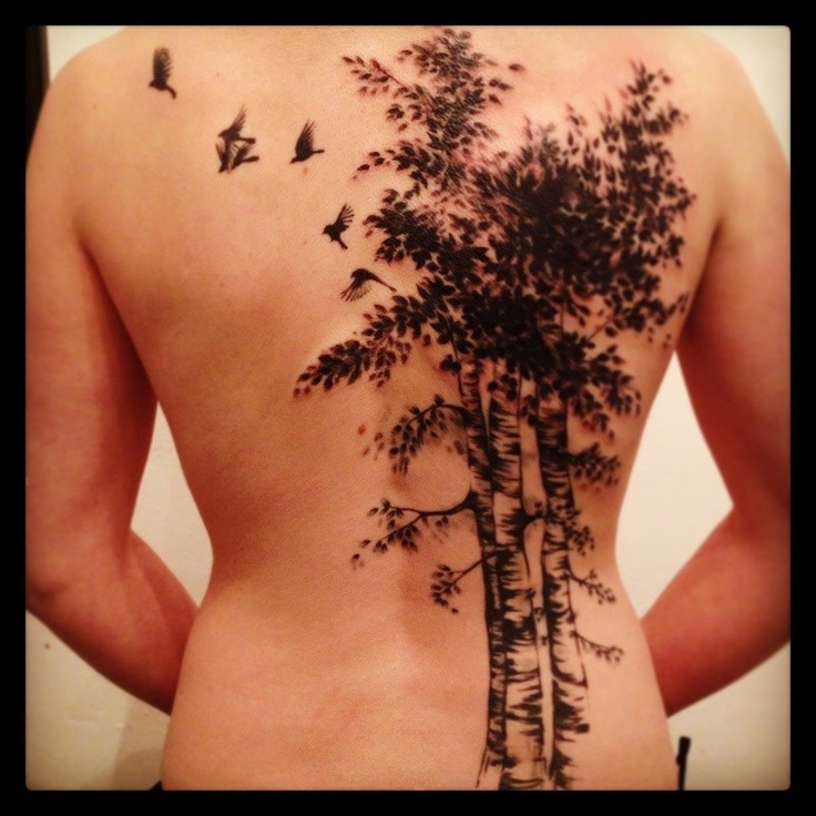 背部桦树和鸟黑色纹身图案