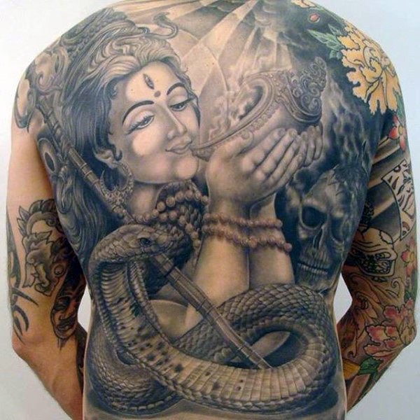 背部印度教主题的黑色女人与骷髅和蛇纹身图案