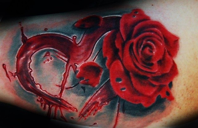 神秘的血色心形与红玫瑰手臂纹身图案