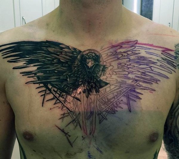 胸部一半的乌鸦黑白纹身图案