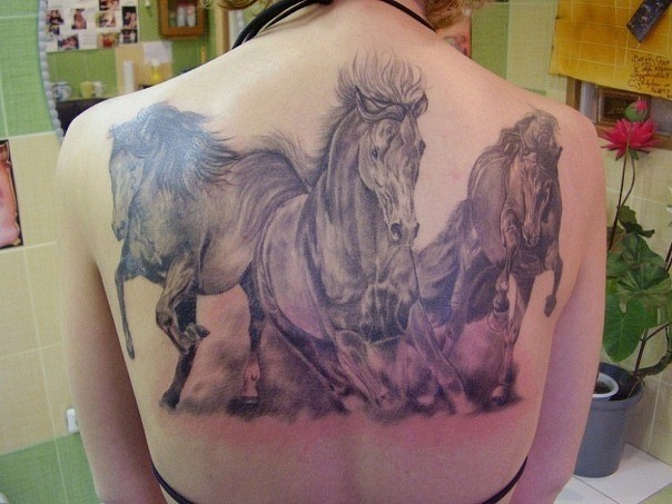 背部精彩的三匹奔腾马纹身图案