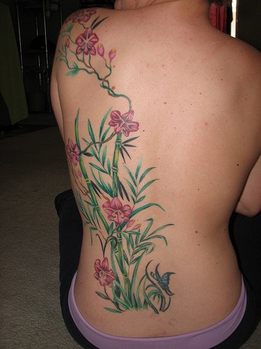 背部生长的兰花与竹子纹身图案